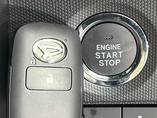 【キーフリーシステム】カバンやポケットに入れたままでもドアの施錠・解錠が可能なスマートキーを装備。エンジンのオン・オフ時もカギを取り出す必要が無いからとっても便利です♪