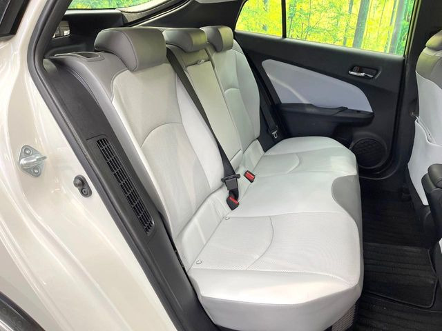 後部座席も気になるようなキズ・汚れやへたり等、大きなダメージはなく、良好な状態です。
