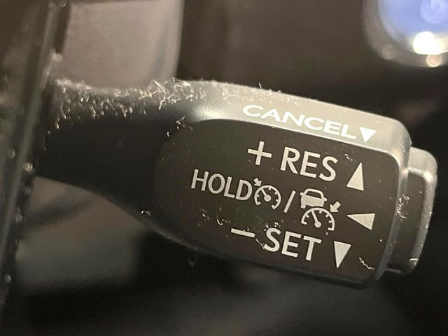 【レーダークルーズコントロール】高速道路での長距離走行が楽に!!自動で速度を保つクルーズコントロールが、衝突軽減システムと連携し、前方の車両を感知して車間を保つように速度調節してくれます!!