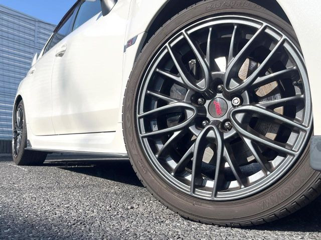 【純正アルミホイール】外観にマッチした純正アルミホイールを装着しております。各種社外アルミホイールや、スタッドレスタイヤも取扱いしております。是非ご相談ください♪