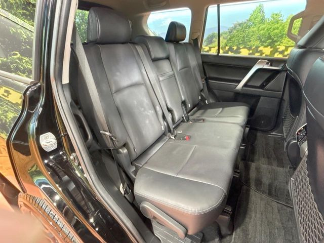 広々とした2列目シートは居住性が高く、居心地も快適!友達や家族とのお出かけにぴったりです。ベビーシートやチャイルドシート使用時も快適にお過ごしいただける十分な空間を確保しています。