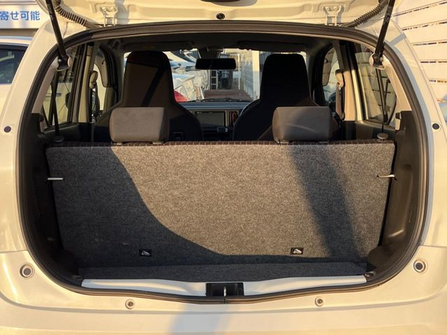 ���i�̂���������ʋ΁A���}���ɏ\���ȉ׎��X�y�[�X���m�ۂ��Ă���܂��B�Z�J���h�V�[�g��|���ƁA�傫�ȉו��̐ύڂ��\�ł���