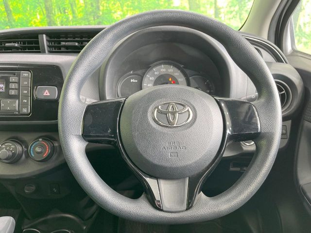 �C���e���A�ɍ��킹���f�U�C���̃X�e�A�����O�́A�^�]�������̂��Ƃ��l���A�^�]���₷���`��A�傫���ł��B�����x�A���ۂɐG���Ă��m���߂��������B