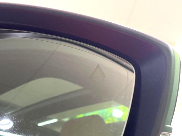 【ブラインドスポットモニタリング】走行中、ドアミラーの死角になりやすい箇所に後続車が接近するとサイドミラー付近に警告を表示、ドライバーに注意喚起をしてくれます。