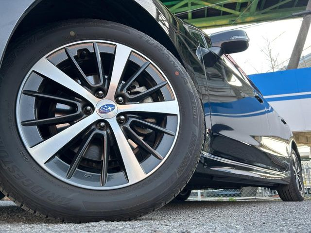 �y����16�C���`�A���~�z�C�[���z�O�ςɃ}�b�`���������A���~�z�C�[���𑕒����Ă���܂��B�e��ЊO�A���~�z�C�[����A�X�^�b�h���X�^�C�����戵�����Ă���܂��B���񂲑��k����������