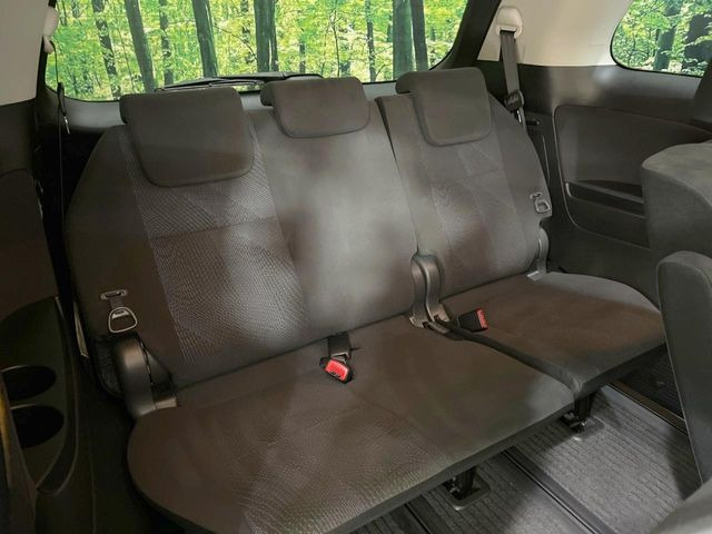 3列目シートはもちろん状態良好☆大人でもゆったりと座って頂けますので、大人数でのお出かけもラクラクです♪ご家族で、気の知れた仲間で、ドライブに行くのが楽しみですね♪