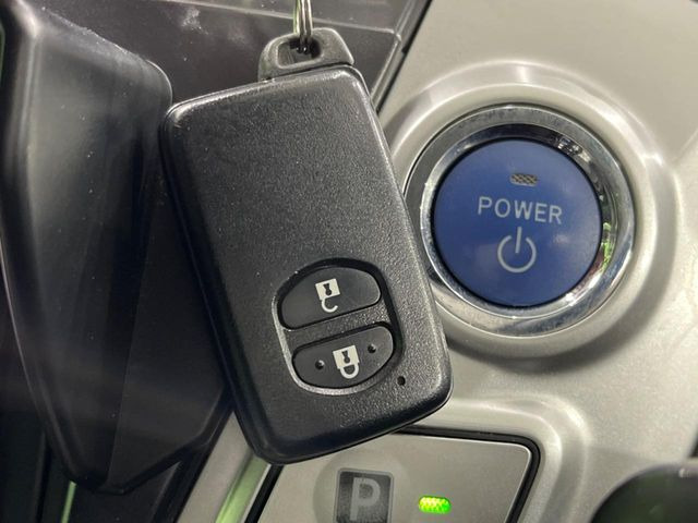 【スマートキー】カバンやポケットに入れたままでもドアの施錠・解錠が可能なスマートキーを装備。エンジンのオン・オフ時もカギを取り出す必要が無いからとっても便利です♪