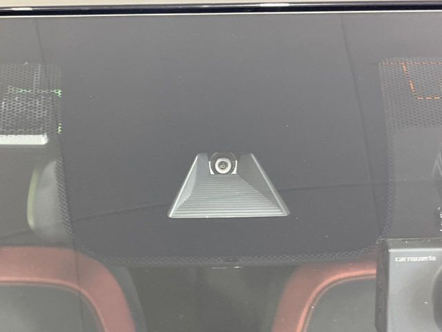 【ホンダセンシング】走行中に前方の車両等を認識し、衝突しそうな時は警報とブレーキで衝突回避と被害軽減をアシスト。より安全にドライブをお楽しみいただけます。