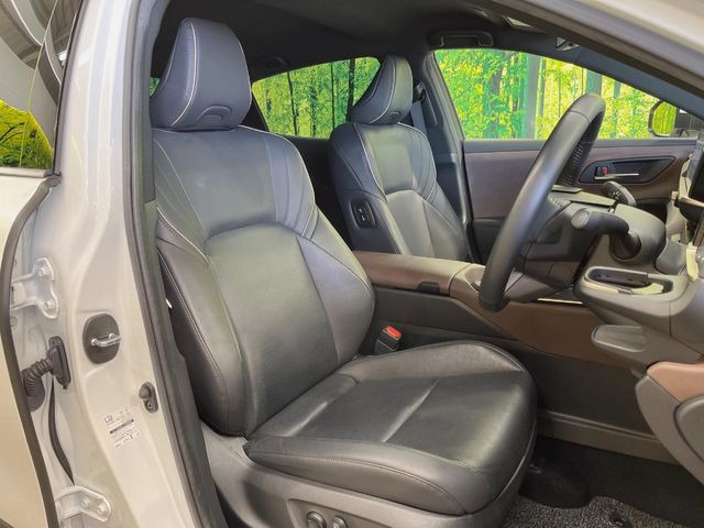 【黒革シート】上質な本革を使用し、高級感あふれる黒革シート。常に体に触れる部分だから、座り心地の良さにはこだわりたいですね♪汚れの付着や劣化を抑制する内装コーティング施工もおススメですよ♪