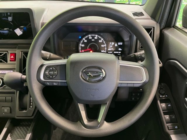 �C���e���A�ɍ��킹���f�U�C���̃X�e�A�����O�́A�^�]�������̂��Ƃ��l���A�^�]���₷���`��A�傫���ł��B�����x�A���ۂɐG���Ă��m���߂��������B