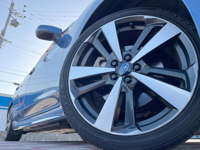 �y����18�C���`�A���~�z�C�[���z�O�ςɃ}�b�`���������A���~�z�C�[���𑕒����Ă���܂��B�e��ЊO�A���~�z�C�[����A�X�^�b�h���X�^�C�����戵�����Ă���܂��B���񂲑��k����������