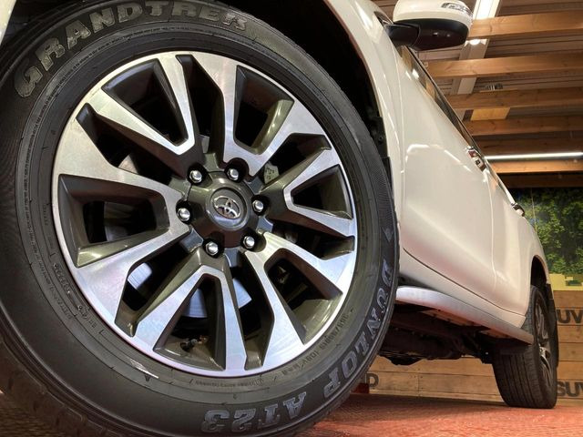 �y����19�C���`�A���~�z�C�[���z�O�ςɃ}�b�`���������A���~�z�C�[���𑕒����Ă���܂��B�e��ЊO�A���~�z�C�[����A�X�^�b�h���X�^�C�����戵�����Ă���܂��B���񂲑��k����������