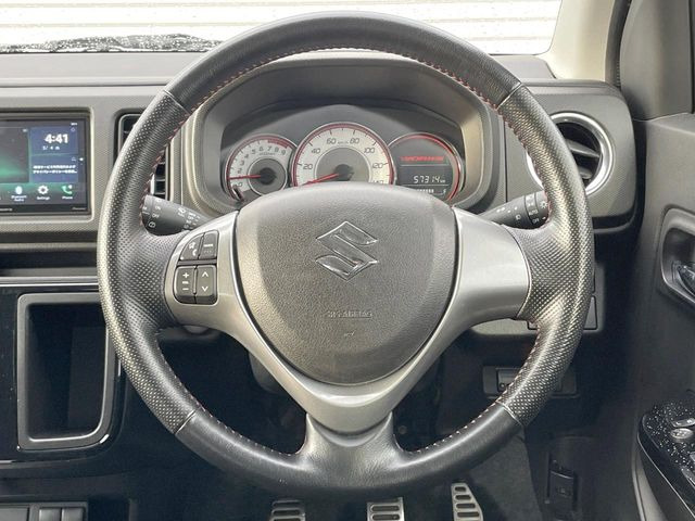 �C���e���A�ɍ��킹���f�U�C���̃X�e�A�����O�́A�^�]�������̂��Ƃ��l���A�^�]���₷���`��A�傫���ł��B�����x�A���ۂɐG���Ă��m���߂��������B