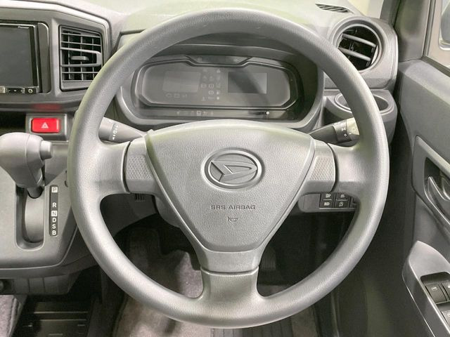 �C���e���A�ɍ��킹���f�U�C���̃X�e�A�����O�́A�^�]�������̂��Ƃ��l���A�^�]���₷���`��A�傫���ł��B�����x�A���ۂɐG���Ă��m���߂��������B