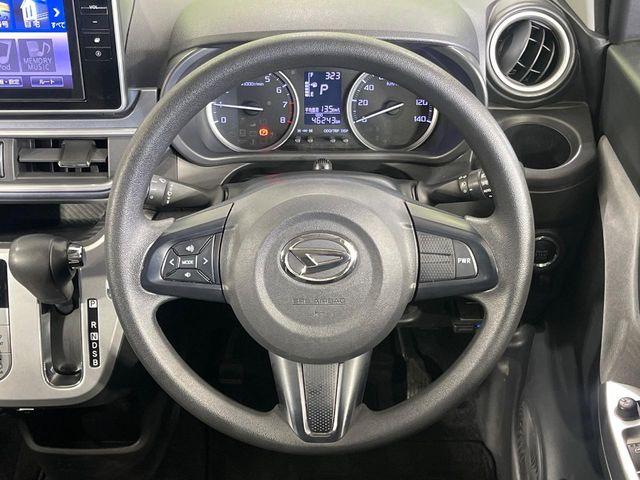 �C���e���A�ɍ��킹���f�U�C���̃X�e�A�����O�́A�^�]�������̂��Ƃ��l���A�^�]���₷���`��A�傫���ł��B�����x�A���ۂɐG���Ă��m���߂��������B