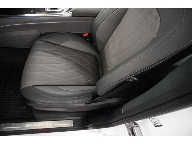 �A�b�v���J�[�v���C�ɑΉ����Ă���AiPhone�ƘA�g���邱�ƂŃi�r�≹�y�A���b�Z�[�W�Ȃǂ��ԓ��Œ����I�ɑ���ł��܂��B���֐��ƈ��S���𗼗����A���K�ȃh���C�u���T�|�[�g����@�\�ł������܂��B