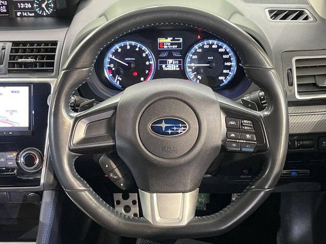 �C���e���A�ɍ��킹���f�U�C���̃X�e�A�����O�́A�^�]�������̂��Ƃ��l���A�^�]���₷���`��A�傫���ł��B�����x�A���ۂɐG���Ă��m���߂��������B