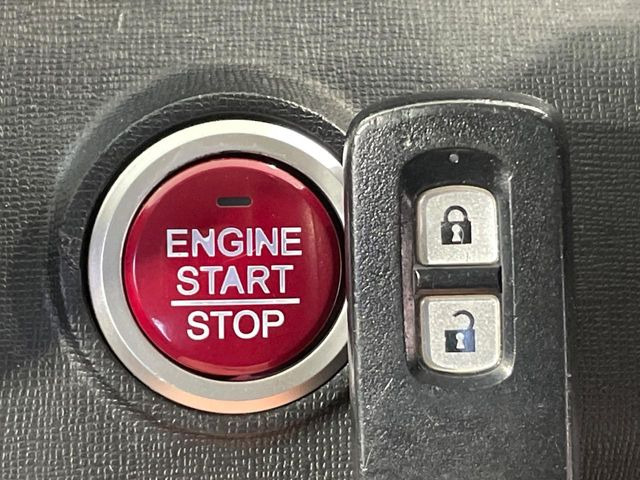 �yHonda�X�}�[�g�L�[�z�J�o����|�P�b�g�ɓ��ꂽ�܂܂ł��h�A�̎{���E�������\�ȃX�}�[�g�L�[�𑕔��B�G���W���̃I���E�I�t�����J�M�����o���K�v����������Ƃ��Ă��֗��ł���