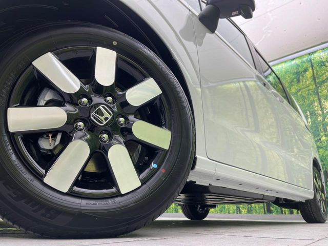 �y����15�C���`�A���~�z�C�[���z�O�ςɃ}�b�`���������A���~�z�C�[���𑕒����Ă���܂��B�e��ЊO�A���~�z�C�[����A�X�^�b�h���X�^�C�����戵�����Ă���܂��B���񂲑��k����������