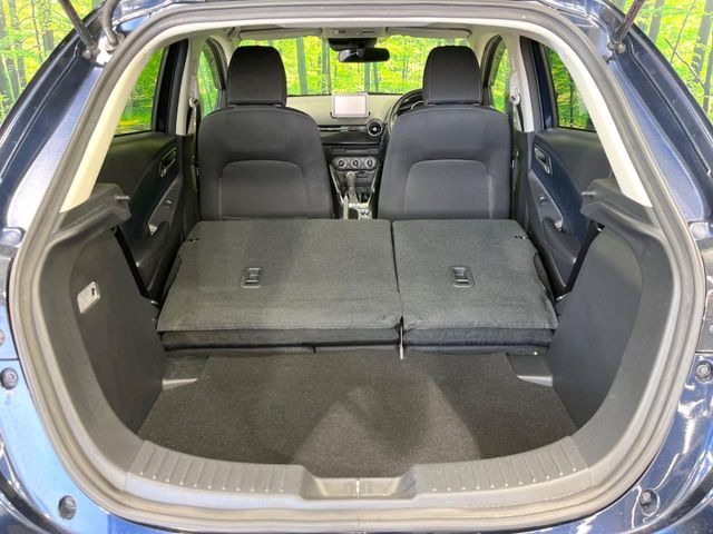 ���i�̂���������ʋ΁A���}���ɏ\���ȉ׎��X�y�[�X���m�ۂ��Ă���܂��B�Z�J���h�V�[�g��|���ƁA�傫�ȉו��̐ύڂ��\�ł���