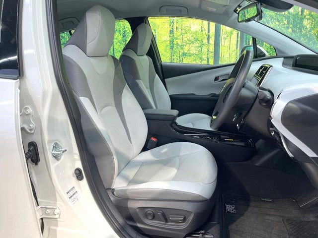 【本革シート】上質な本革を使用し、高級感あふれる本革シート。常に体に触れる部分だから、座り心地の良さにはこだわりたいですね♪汚れの付着や劣化を抑制する内装コーティング施工もおススメですよ♪