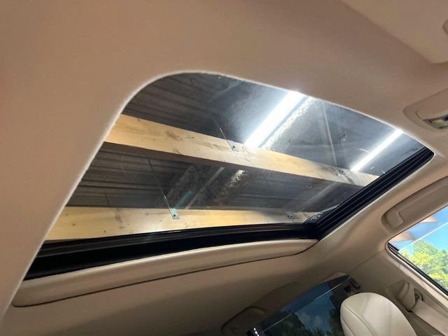 【サンルーフ】開放感たっぷりの希少装備、サンルーフが装着されています!車内に明かりを取り入れたり景色を楽しむ以外にも、車内の空気も簡単に換気できて快適です!