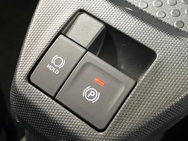 【電動パーキングブレーキ】パーキングブレーキは便利な電動式!ボタン一つで操作でき、アクセルを踏めば自動で解除されます♪レバーやペダルが無いので運転席廻りもすっきりしますね♪