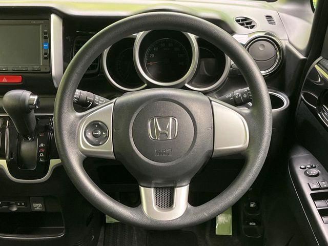 �C���e���A�ɍ��킹���f�U�C���̃X�e�A�����O�́A�^�]�������̂��Ƃ��l���A�^�]���₷���`��A�傫���ł��B�����x�A���ۂɐG���Ă��m���߂��������B