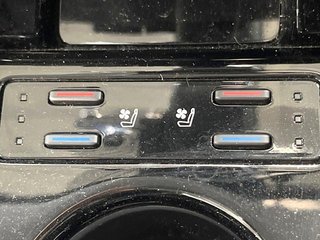 【シートヒーター】寒い日に重宝するシートヒーター!エアコンより早く温まってくれるので寒がりの人も安心ですね♪エアコンの温風は乾燥するから苦手、という方にもをおすすめです。