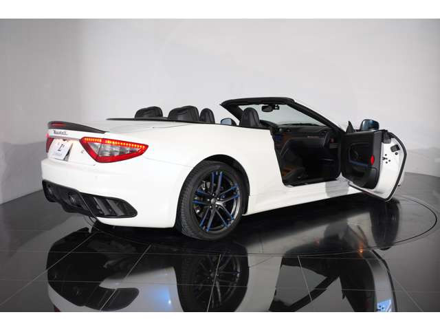 ���ʃJ���[��&rdquo;�r�A���R�o�[�h�Q�[�W&rdquo;�p�[���z���C�g�̋P���͊p�x�ɂ���Č����ڂ̕��͋C���傫���ω�����Ɋy���܂��Ă�����O���͑S�ăZ���e�j�A����p�����Ŕ��Ɋ󏭂Ȉ��ƂȂ��Ă���܂��B