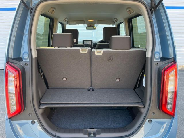 ���i�̂���������ʋ΁A���}���ɏ\���ȉ׎��X�y�[�X���m�ۂ��Ă���܂��B�Z�J���h�V�[�g��|���ƁA�傫�ȉו��̐ύڂ��\�ł���