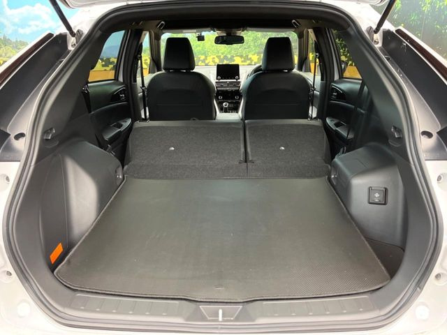 ���i�̂���������ʋ΁A���}���ɏ\���ȉ׎��X�y�[�X���m�ۂ��Ă���܂��B�Z�J���h�V�[�g��|���ƁA�傫�ȉו��̐ύڂ��\�ł���