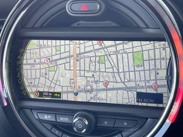 �������i�r:��̊��̂�����ʃi�r�́A����������ԓ������o���Ă���܂��B�I�[�f�B�I�@�\�̏[�������łȂ��A���F���ɂ��D�ꂽ�i�r��ʂ͌��₷���X�g���X�̂Ȃ��h���C�u���T�|�[�g���Ă���܂���