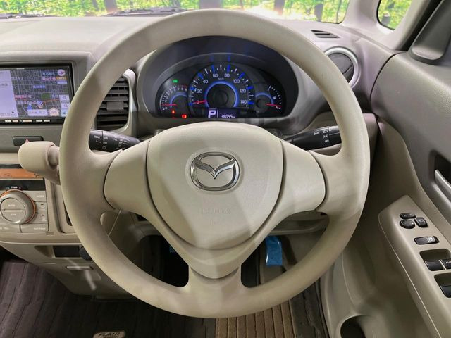 �C���e���A�ɍ��킹���f�U�C���̃X�e�A�����O�́A�^�]�������̂��Ƃ��l���A�^�]���₷���`��A�傫���ł��B�����x�A���ۂɐG���Ă��m���߂��������B