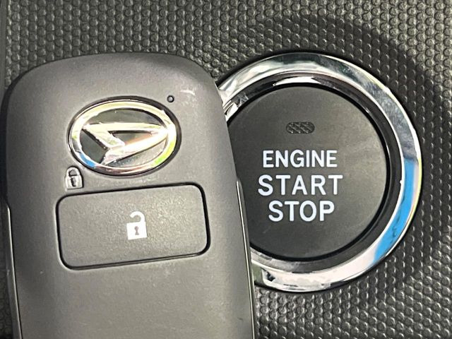 【キーフリーシステム】カバンやポケットに入れたままでもドアの施錠・解錠が可能なスマートキーを装備。エンジンのオン・オフ時もカギを取り出す必要が無いからとっても便利です♪