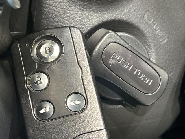 �yHonda�X�}�[�g�L�[�z�J�o����|�P�b�g�ɓ��ꂽ�܂܂ł��h�A�̎{���E�������\�ȃX�}�[�g�L�[�𑕔��B�G���W���̃I���E�I�t�����J�M�����o���K�v����������Ƃ��Ă��֗��ł���