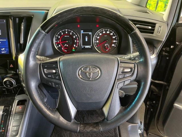 【トヨタセーフティセンス】走行中に前方の車両等を認識し、衝突しそうな時は警報とブレーキで衝突回避と被害軽減をアシスト。より安全にドライブをお楽しみいただけます。