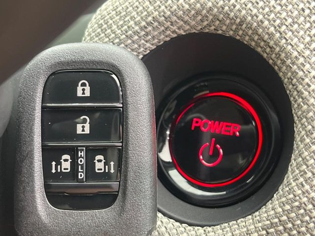 �yHonda�X�}�[�g�L�[�z�J�o����|�P�b�g�ɓ��ꂽ�܂܂ł��h�A�̎{���E�������\�ȃX�}�[�g�L�[�𑕔��B�G���W���̃I���E�I�t�����J�M�����o���K�v����������Ƃ��Ă��֗��ł���