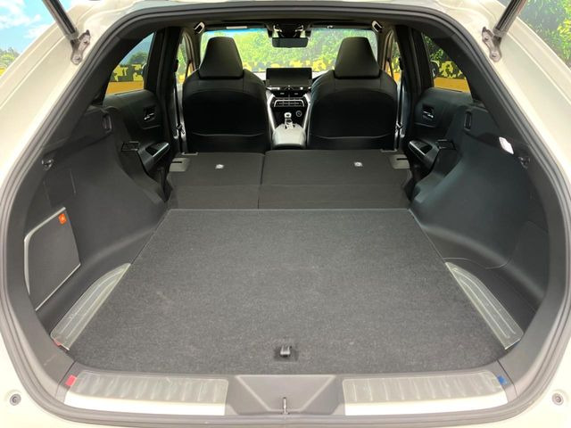 ���i�̂���������ʋ΁A���}���ɏ\���ȉ׎��X�y�[�X���m�ۂ��Ă���܂��B�Z�J���h�V�[�g��|���ƁA�傫�ȉו��̐ύڂ��\�ł���