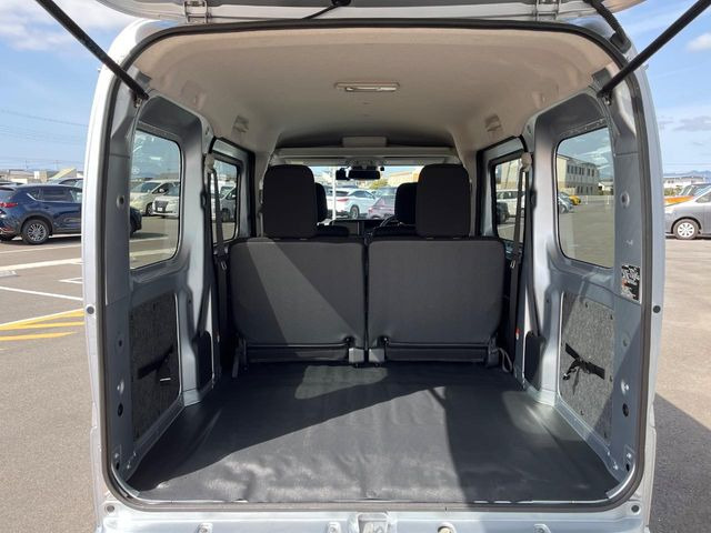 ���i�̂���������ʋ΁A���}���ɏ\���ȉ׎��X�y�[�X���m�ۂ��Ă���܂��B�Z�J���h�V�[�g��|���ƁA�傫�ȉו��̐ύڂ��\�ł���