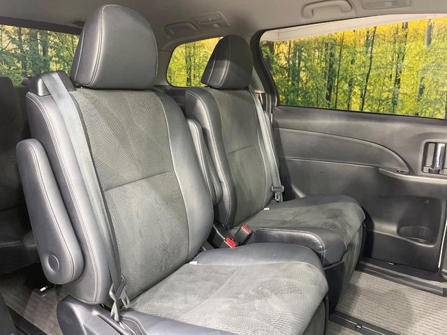 後部座席も気になるようなキズ・汚れやへたり等、大きなダメージはなく、良好な状態です。