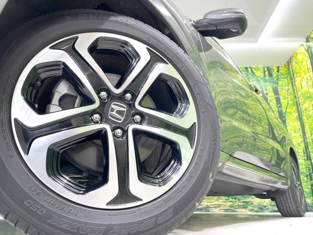 【純正17インチアルミホイール】外観にマッチした純正アルミホイールを装着しております。各種社外アルミホイールや、スタッドレスタイヤも取扱いしております。是非ご相談ください♪