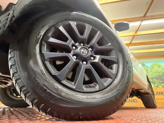【純正18インチアルミホイール】外観にマッチした純正アルミホイールを装着しております。各種社外アルミホイールや、スタッドレスタイヤも取扱いしております。是非ご相談ください♪