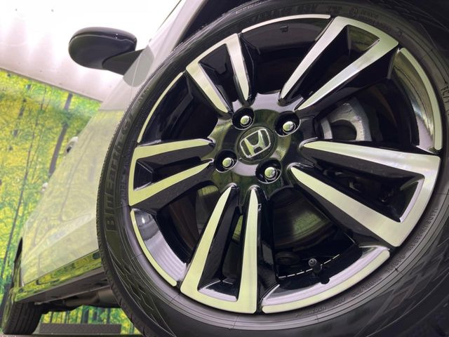 �y����16�C���`�A���~�z�C�[���z�O�ςɃ}�b�`���������A���~�z�C�[���𑕒����Ă���܂��B�e��ЊO�A���~�z�C�[����A�X�^�b�h���X�^�C�����戵�����Ă���܂��B���񂲑��k����������