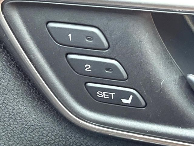 【メモリーシート】ドライバーごとに設定したシート位置を記憶して、ボタン一つで切り替えできる便利な機能!運転する方が複数名いらっしゃるご家庭におすすめです♪