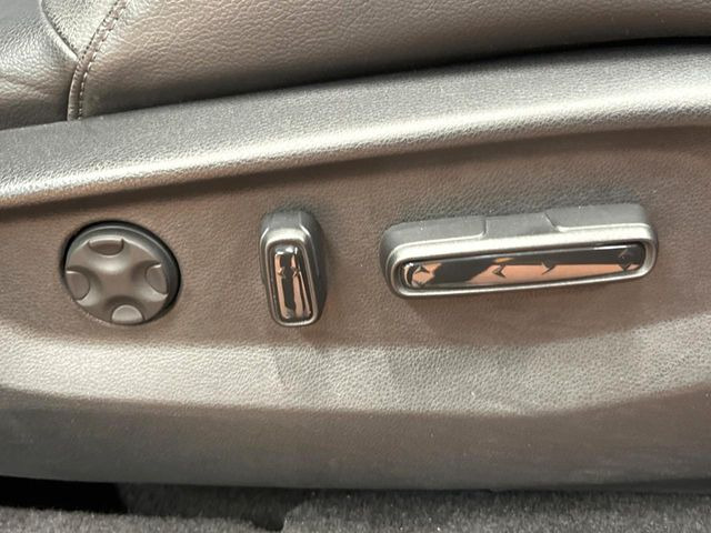 【パワーシート】スイッチ一つで簡単にシートの微調整が可能!電動だから力もいりません!自分に最適なシートポジションにセットして、快適なドライブをお楽しみください。