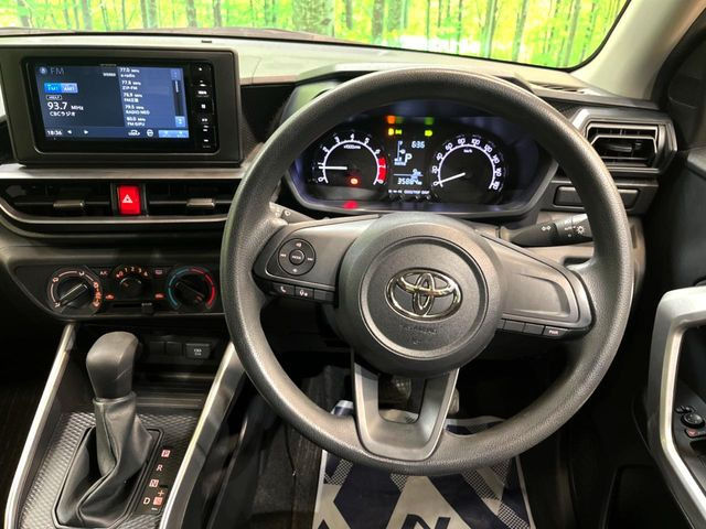 インテリアに合わせたデザインのステアリングは、運転される方のことも考え、運転しやすい形状、大きさです。是非一度、実際に触ってお確かめください。