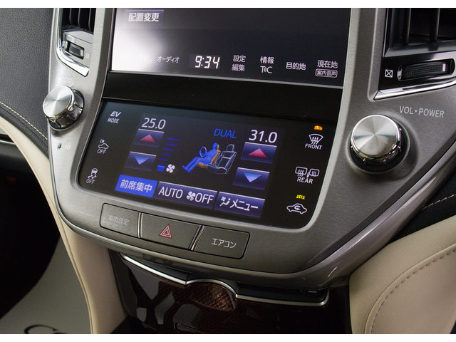 使いやすさや安全性を追求したステアリング周り!高級車ゆえにスイッチ類が多いのも特徴ですね!考え尽くされた配置ですぐに使いこなす事が出来ますのでご安心下さい!是非、体感してみて下さい!!