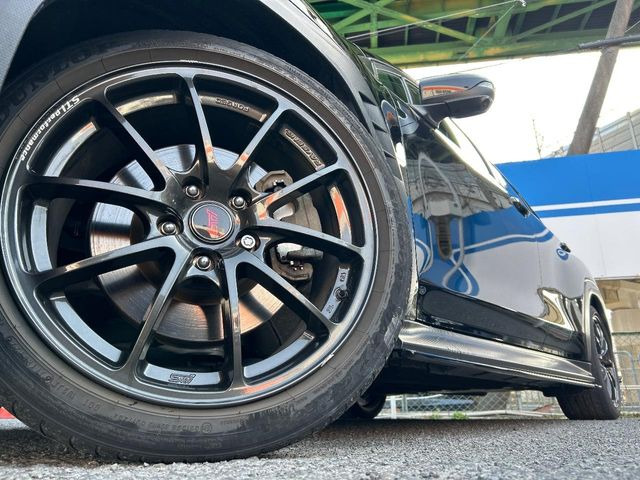 �ySTI�p�t�H�[�}���X18�C���`�A���~�z�C�[���z��l�C���[�J�[�̃z�C�[���𑕔���y�ʁE���d�x�̃A���~�z�C�[���́A�n���h�����O�E�����ȂǁA����̎������サ�Ă���܂���