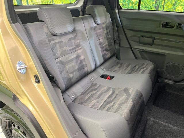 後部座席も気になるようなキズ・汚れやへたり等、大きなダメージはなく、良好な状態です。